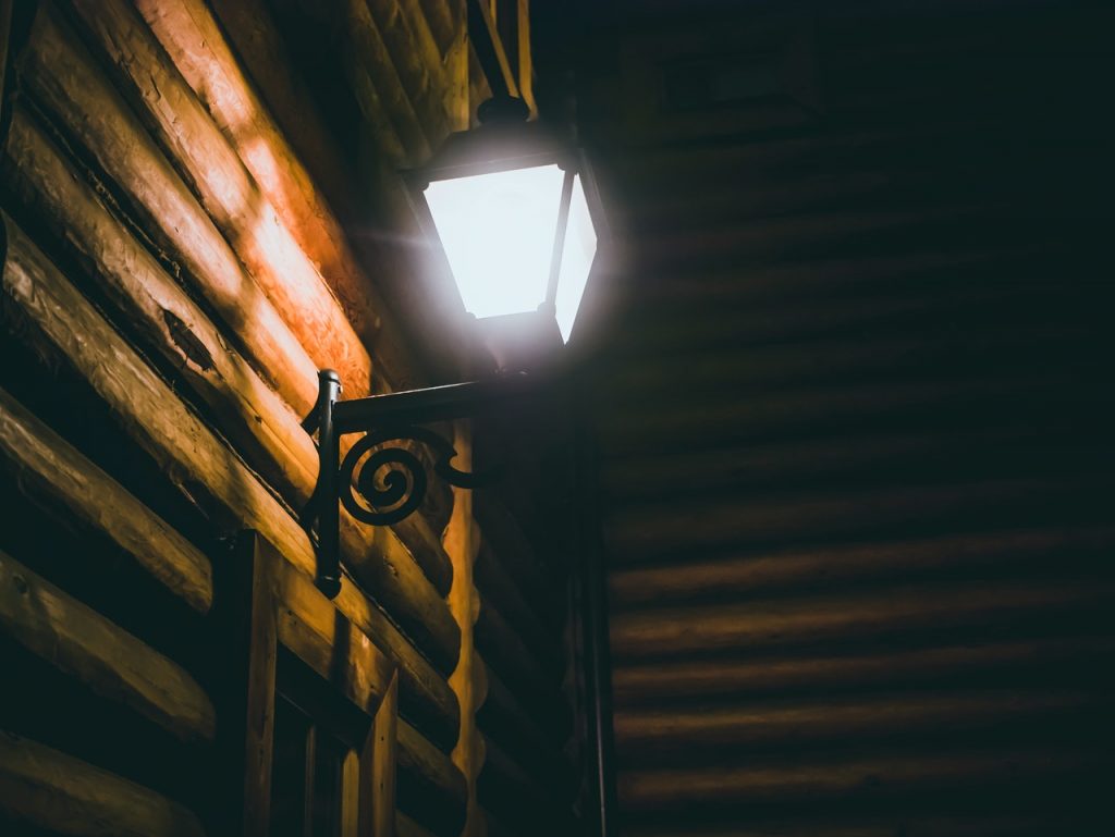 lampadaire accorché à l'extérieur d'un chalet